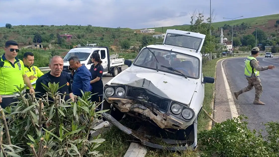 Siirt'te Kontrolden Çıkan Araç Orta Refüje Çarptı, 1 Kişi Yaralandı