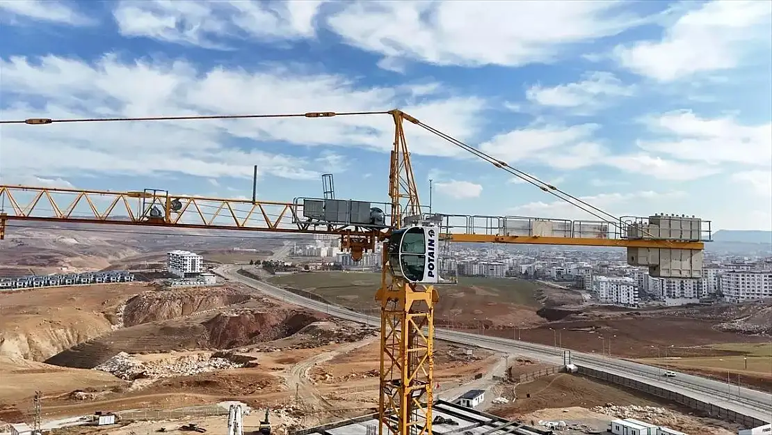 Siirt'te Kule Vinç Operatörlerinin Zorlu Koşullardaki Çalışmaları