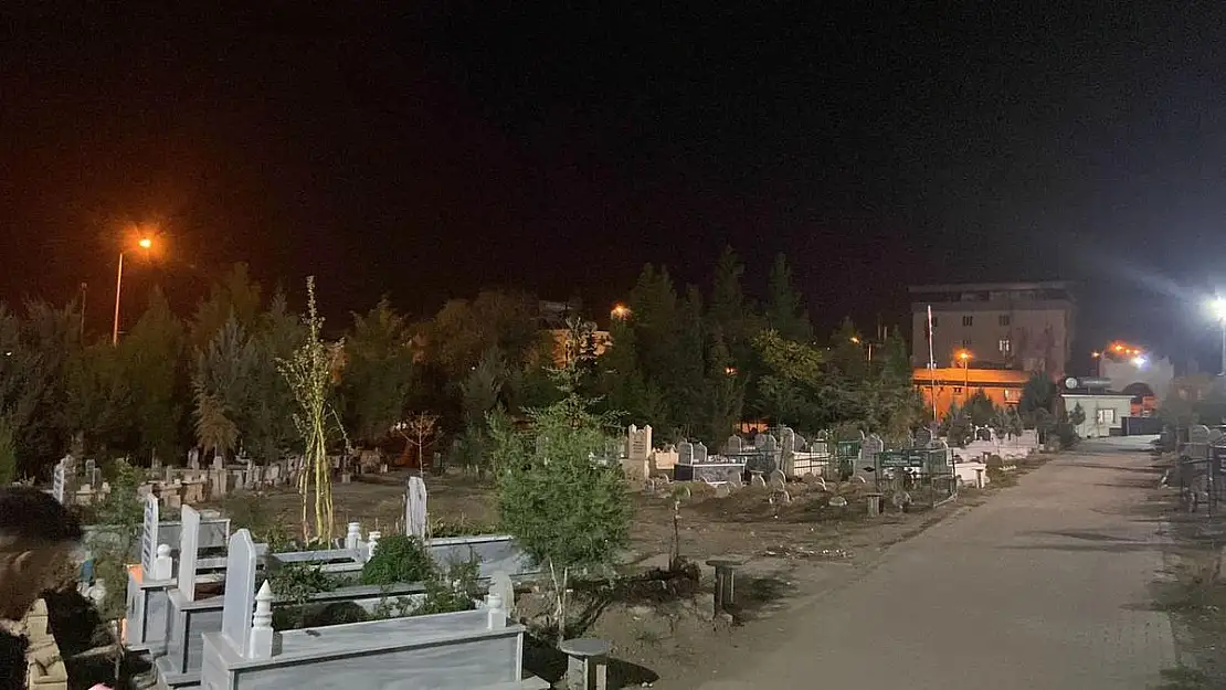 Siirt'te Mezarlıklar Işıklandırıldı