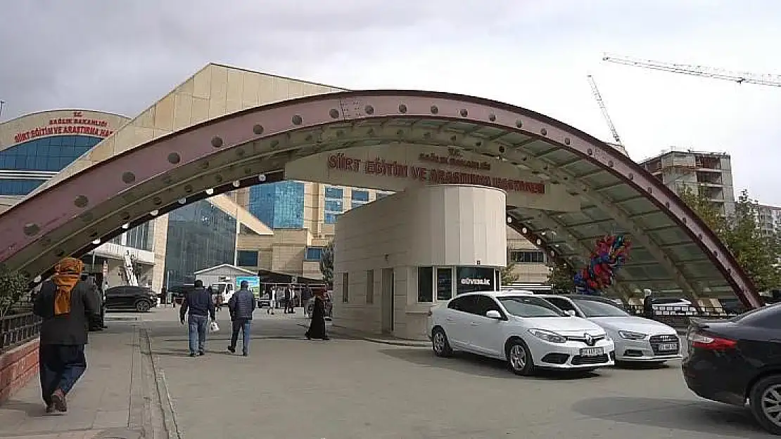 Siirt'te Motosiklet ve Otomobil Çarpıştı Yolda Yürüyen Yaya Yaralandı!