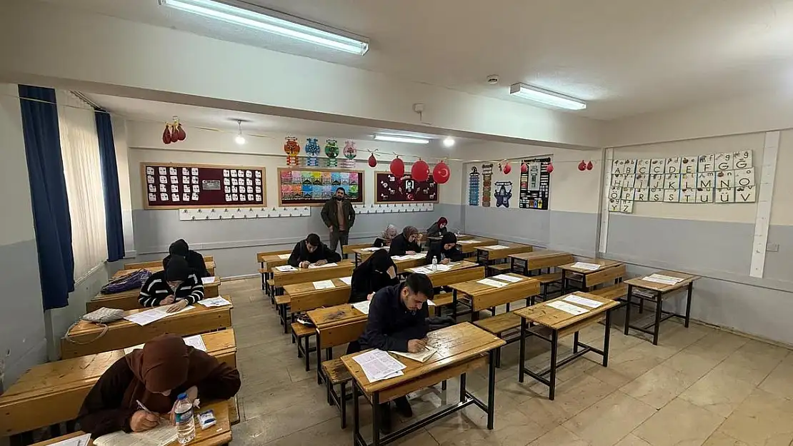 Siirt'te Öğrenciler İçin Umre Ödüllü Bilgi Yarışması Düzenlendi