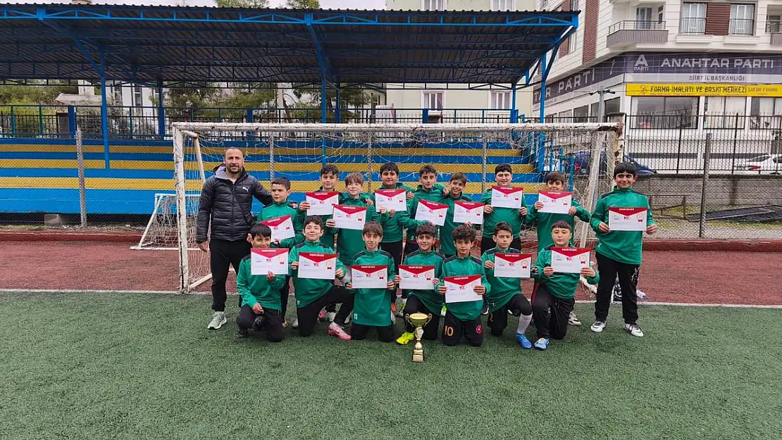 Siirt'te Okullar Arası Futbol Şampiyonasında Fevzi Çakmak Ortaokulu Şampiyon Oldu