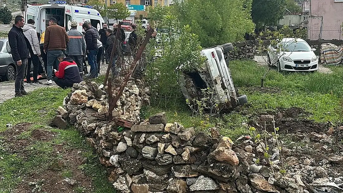 Siirt'te Otomobil Evin Bahçesine Devrildi!