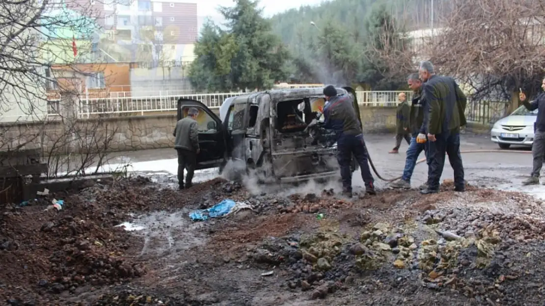 Siirt'te Park Halindeki Araç Yandı