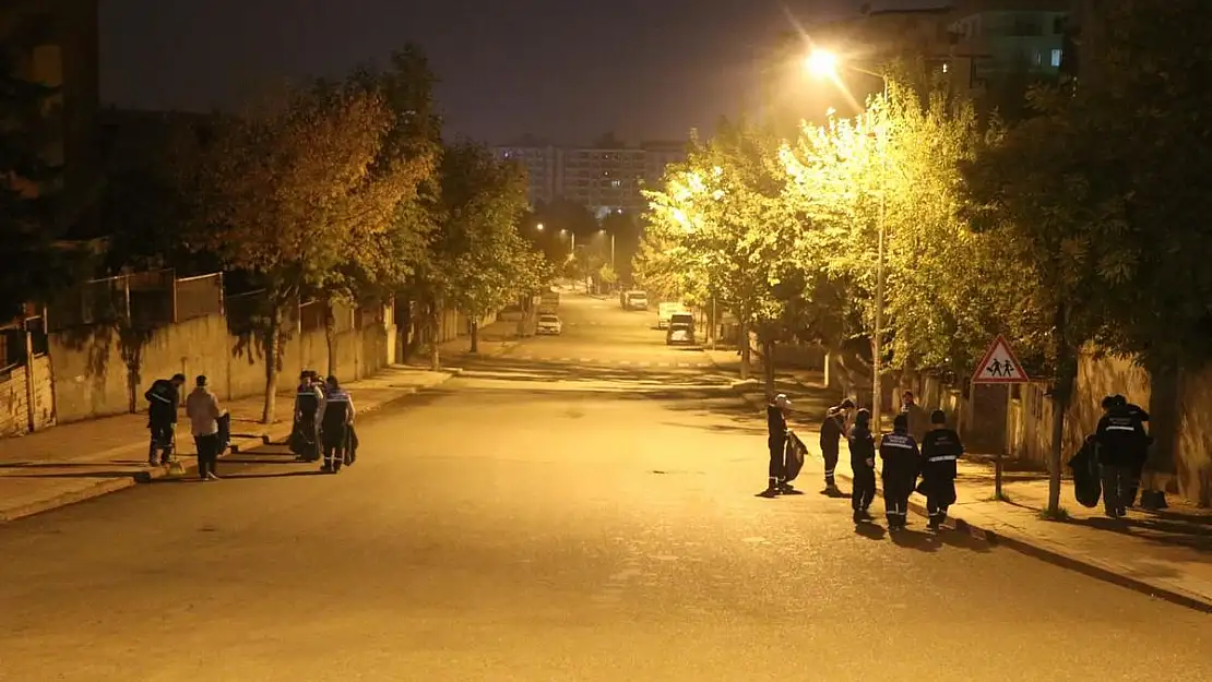 Siirt'te  Sabahın İlk Işıklarıyla Temizlik Seferberliği