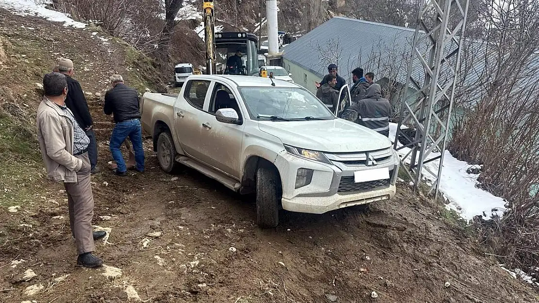 Siirt'te Şarampole Yuvarlanan Araç, Ekipler Tarafından Kurtarıldı