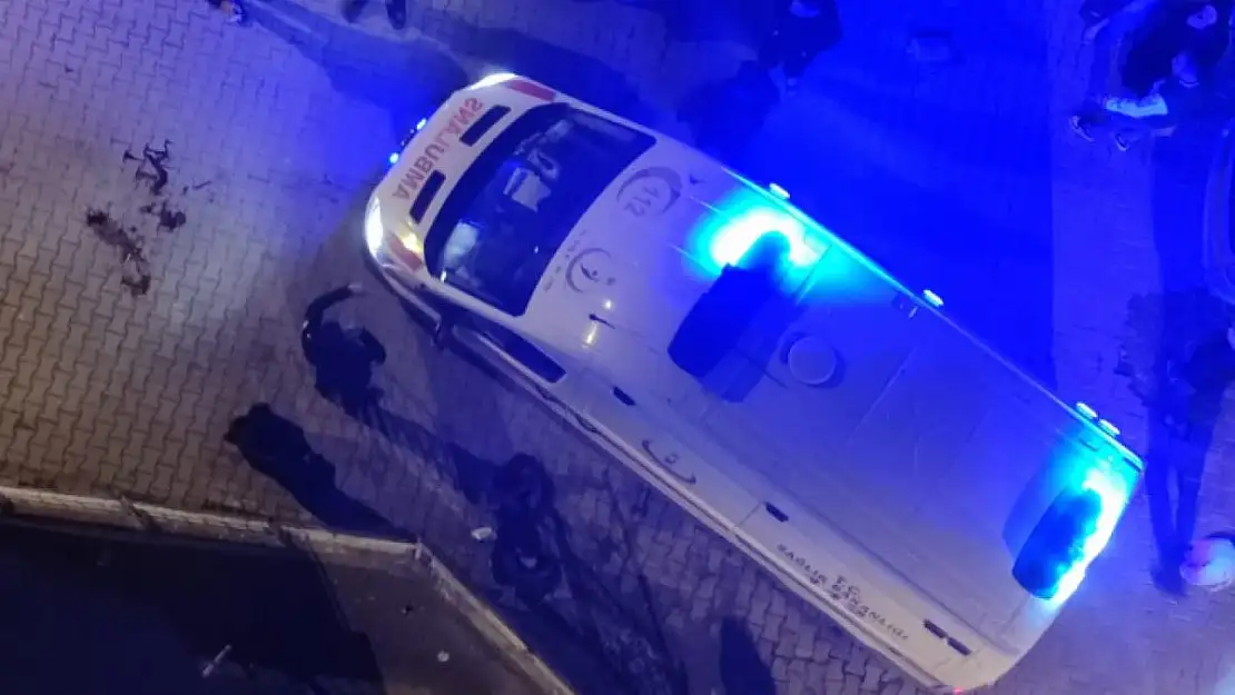 Siirt'te Sokak Ortasında Kendini Bıçaklayan Genç Yaralandı!