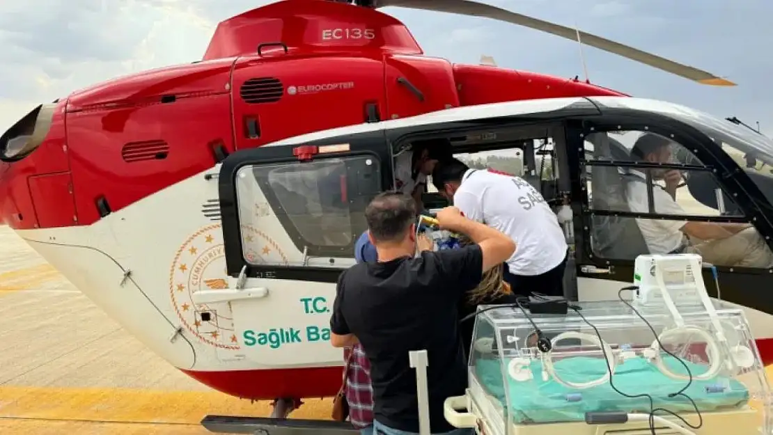 Siirt'te Solunum Sorunu Yaşayan İkiz Bebekler Helikopterle Van'a Gönderildi