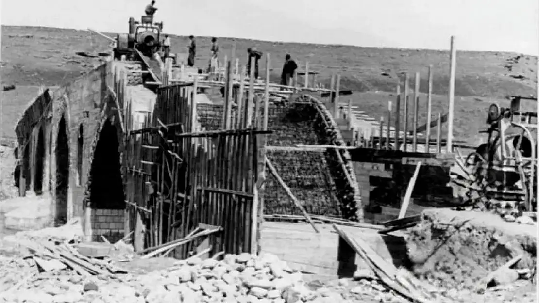 Siirt'te Sulara Gömülen Tarihi Köprünün 70 Yıl Önceki Restorasyon Fotoğrafları Ortaya Çıktı
