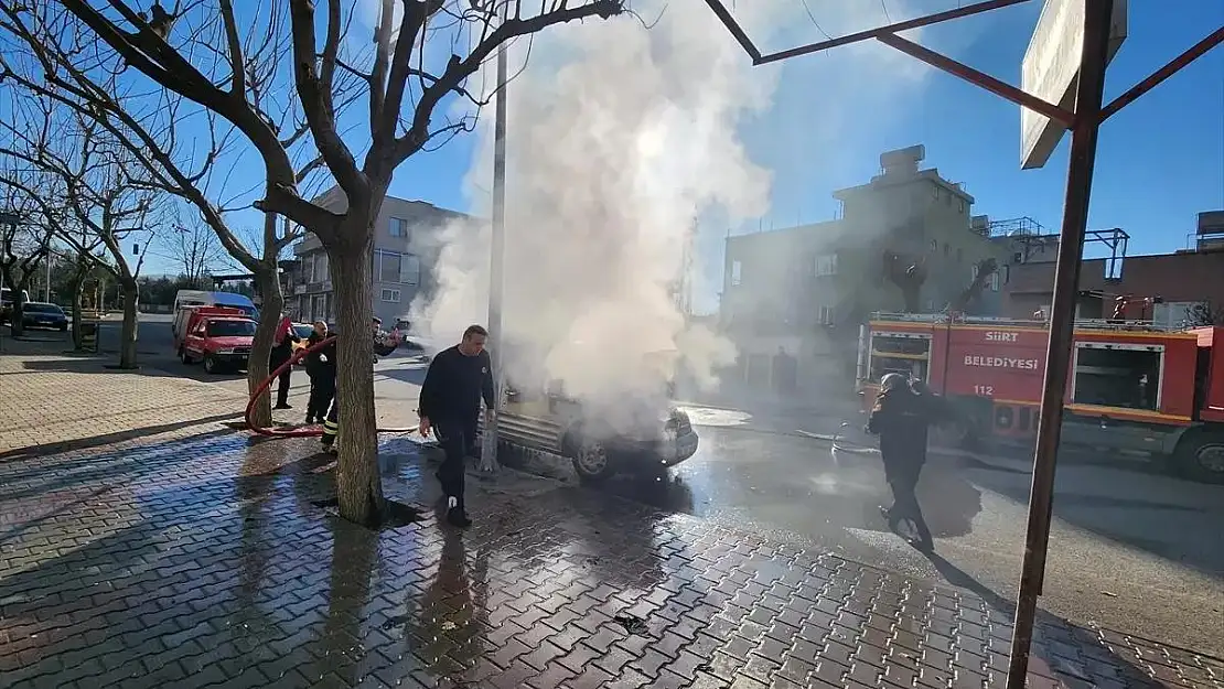 Siirt'te Ticari Araç Yandı