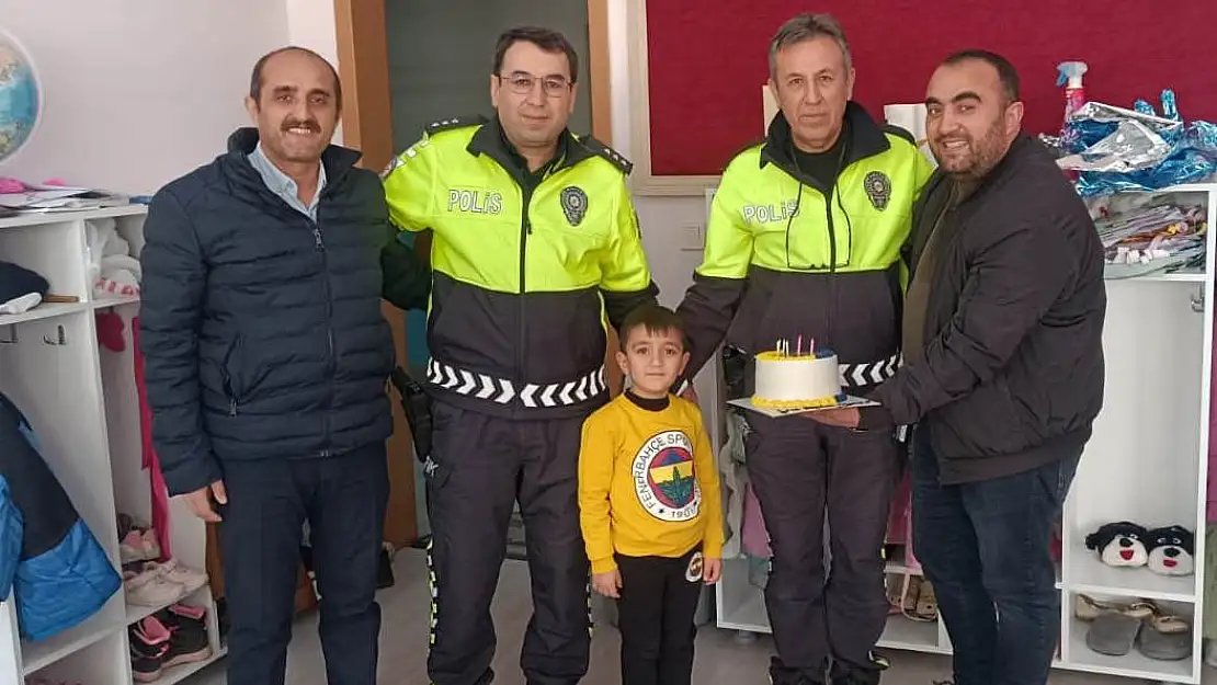 Siirt'te Trafik Polislerinden Muhammed Emin'e Doğum Günü Sürprizi!