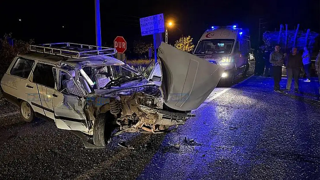 Siirt'te Traktöre Arkadan Çarpan Araç Hurdaya Döndü