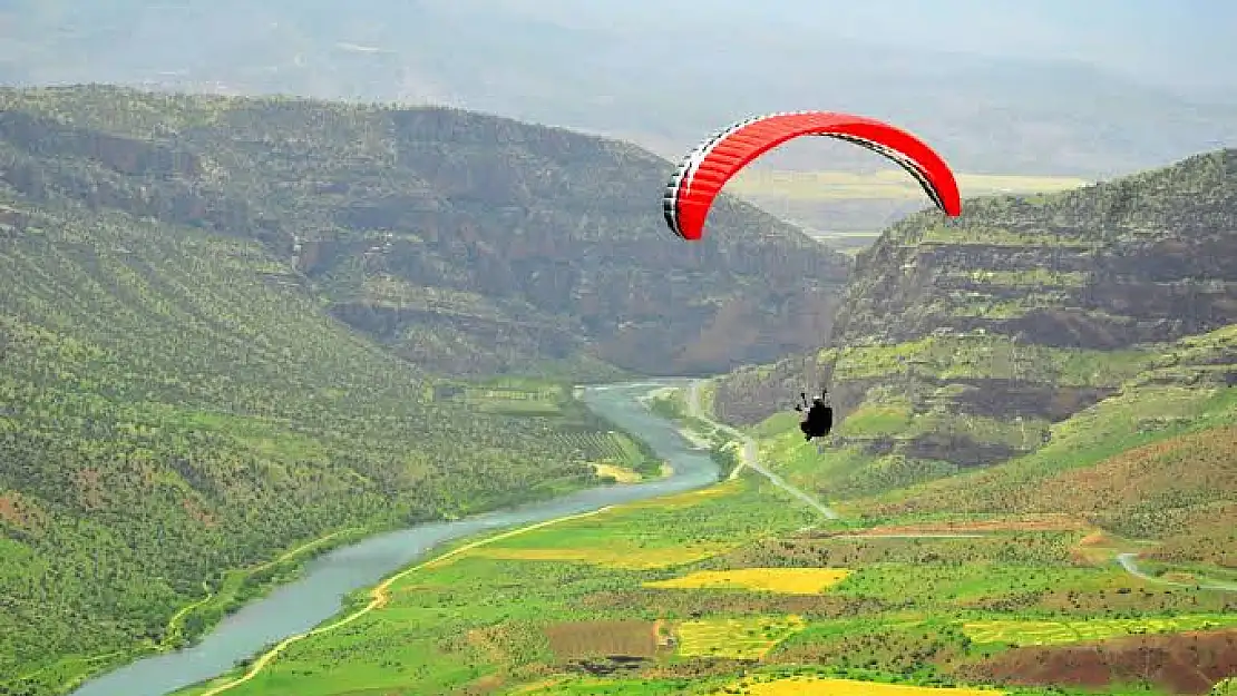 Siirt'te Turizm Haftasında Yamaç Paraşütü Etkinliği Düzenlendi