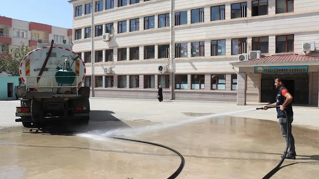 Siirt'te Yeni Eğitim Yılı Öncesi Okul Bahçelerinde Temizlik Seferberliği