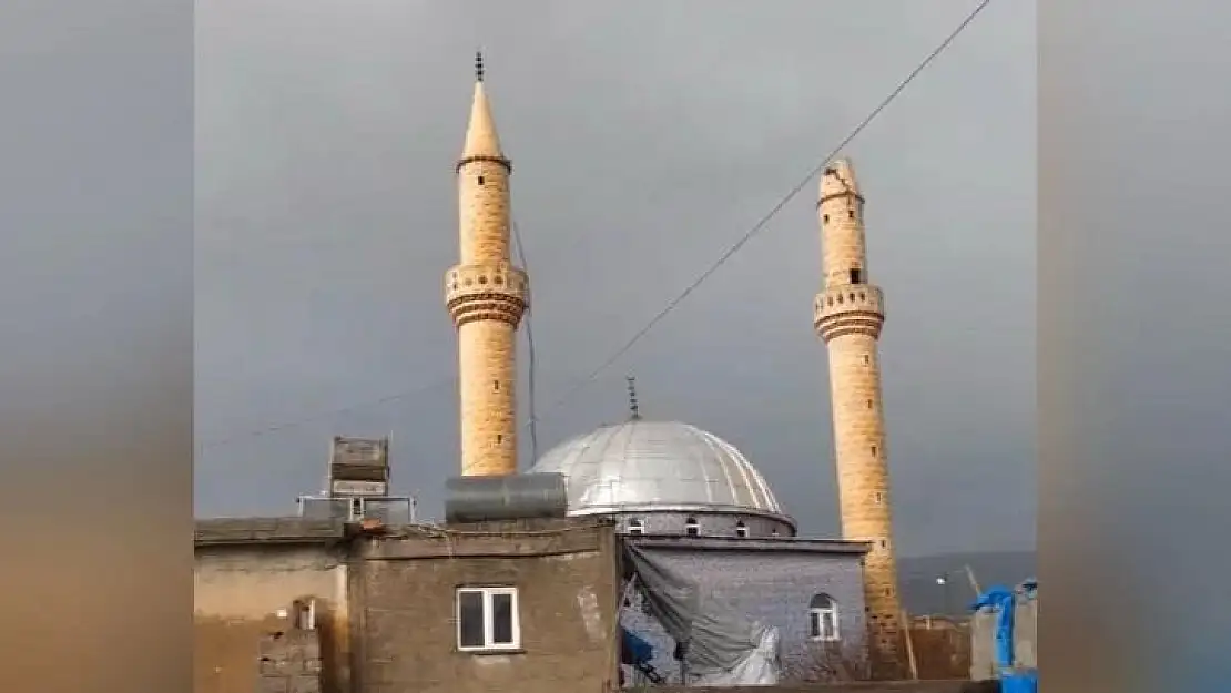Siirt'te Yıldırım İsabet Eden Minarenin Bir Bölümü Yıkıldı
