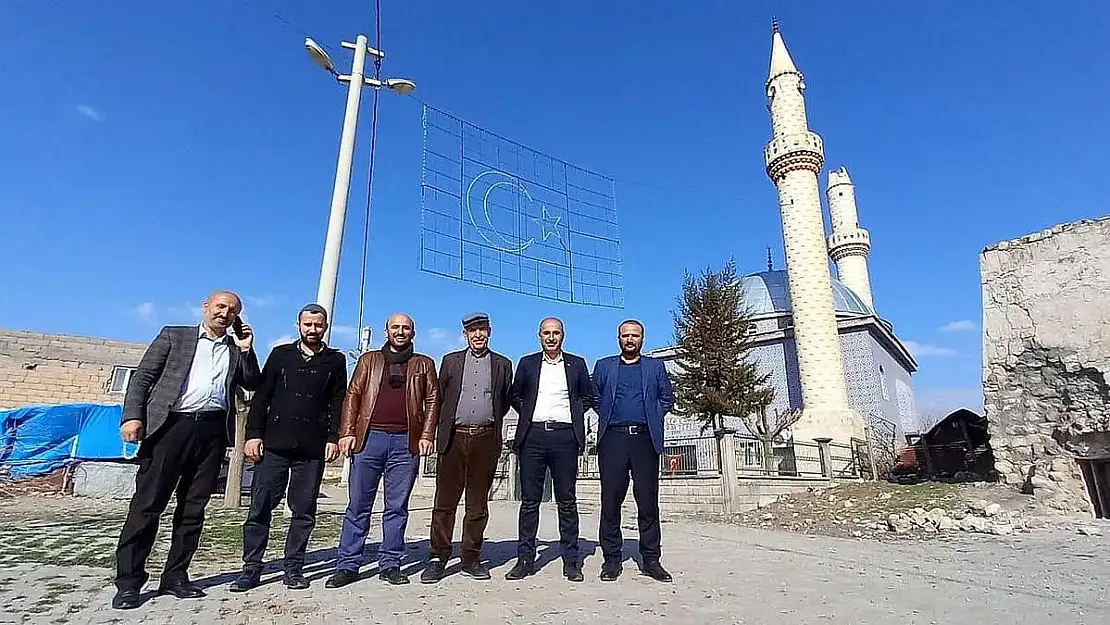 Siirt'te Yıldırımın Parçaladığı Minare Tehlike Saçıyor!
