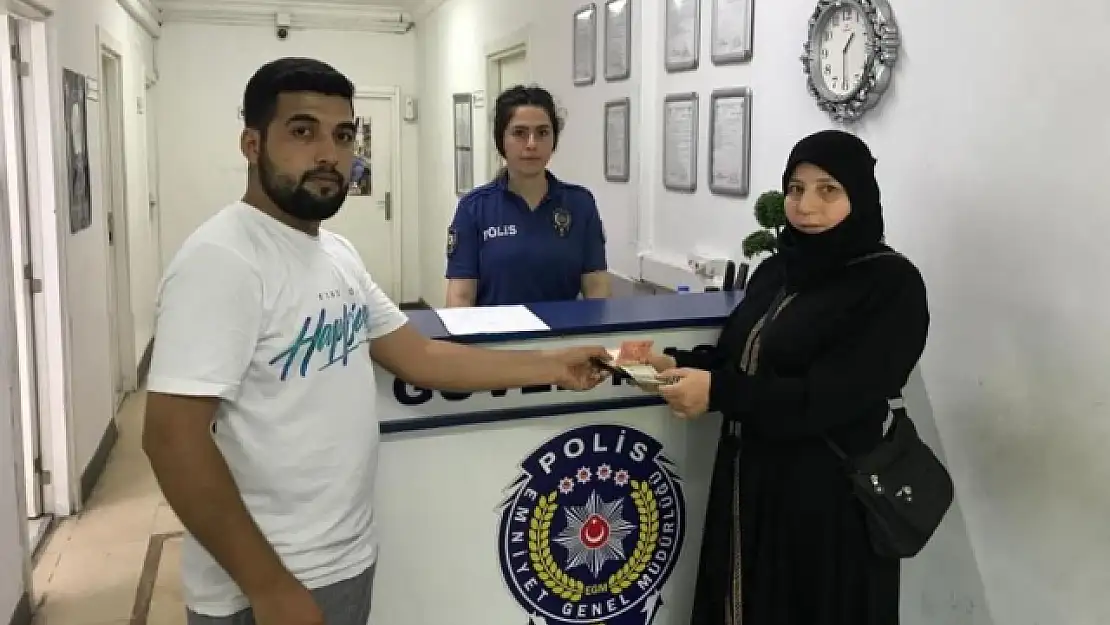 Suriyeli Kadın, Bulduğu Bin 920 Doları Sahibine Teslim Etti