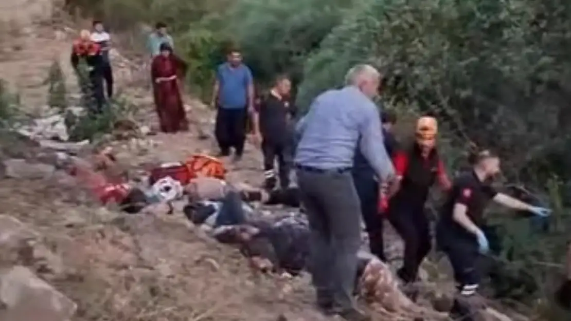 Tarım İşçilerini Taşıyan Minibüs Uçuruma Yuvarlandı: 4 Ölü, 18 Yaralı