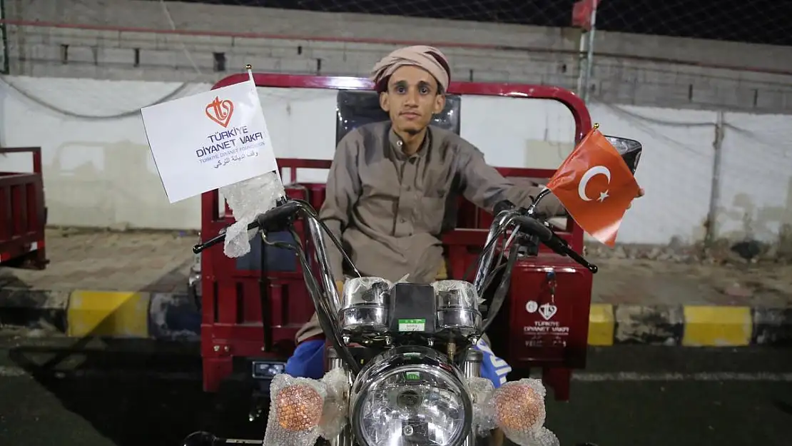 TDV Yemen'de Yoksul 100 Kişiye 3 Tekerlekli Motosiklet Dağıtımı Yaptı