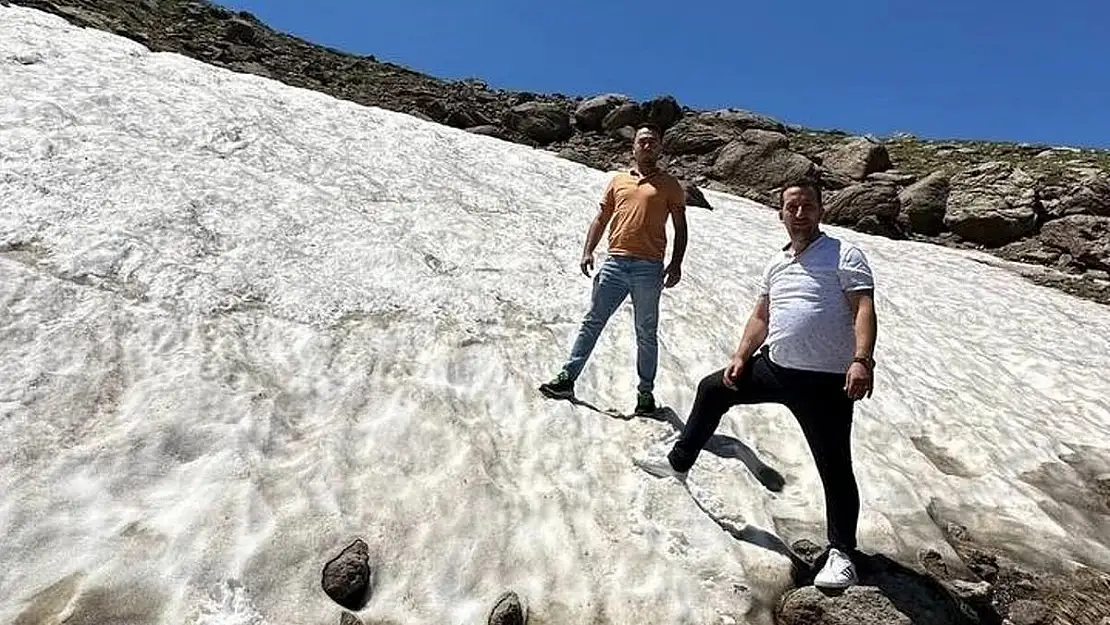 Temmuz Ayında Kar Topu Oynadılar