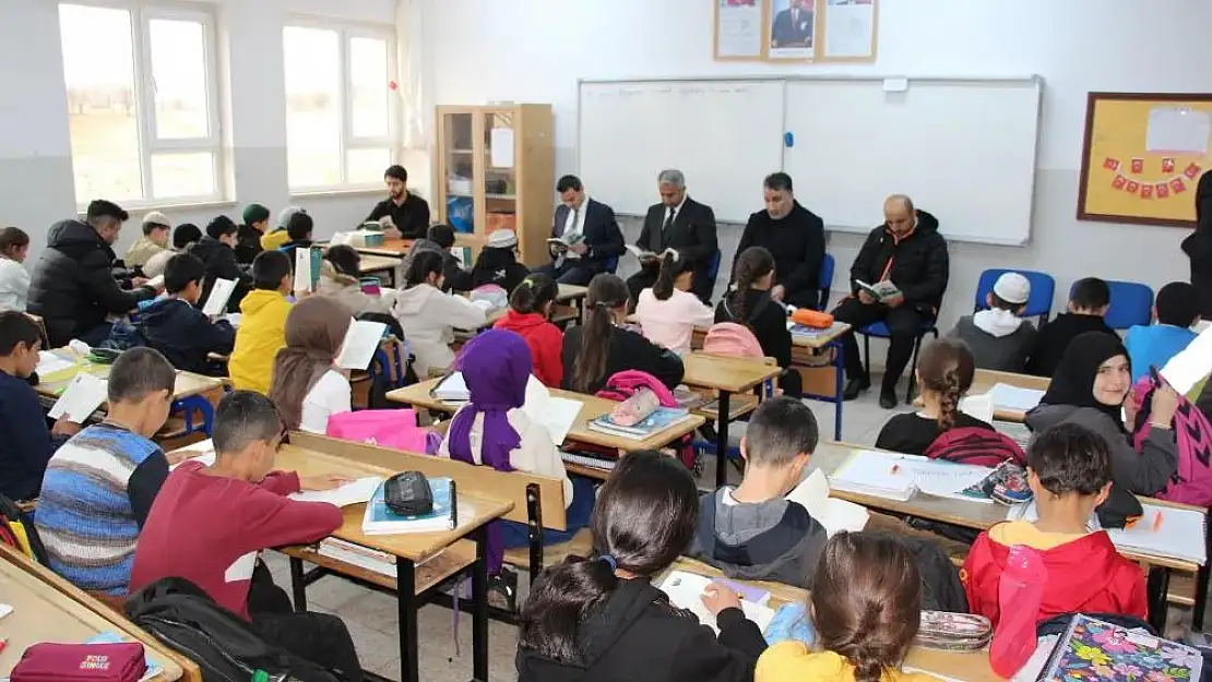 Tillo Kaymakamı Semiz, Kitap Dağıtma ve Kitap Okuma Etkinliğine Katıldı