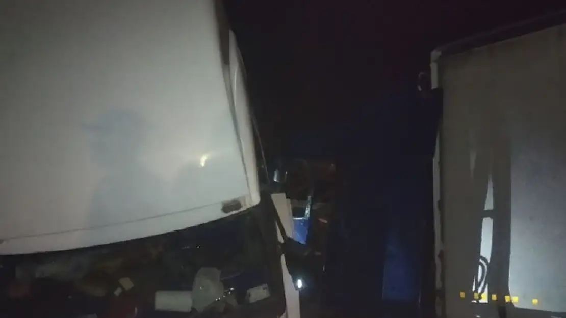 TIR'lar Kafa Kafaya Çarpıştı! 