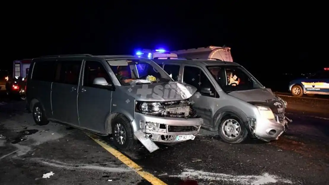 Trafik Kazasında Siirtli Aileden 3 Kişi Öldü,12 Kişi Yaralandı