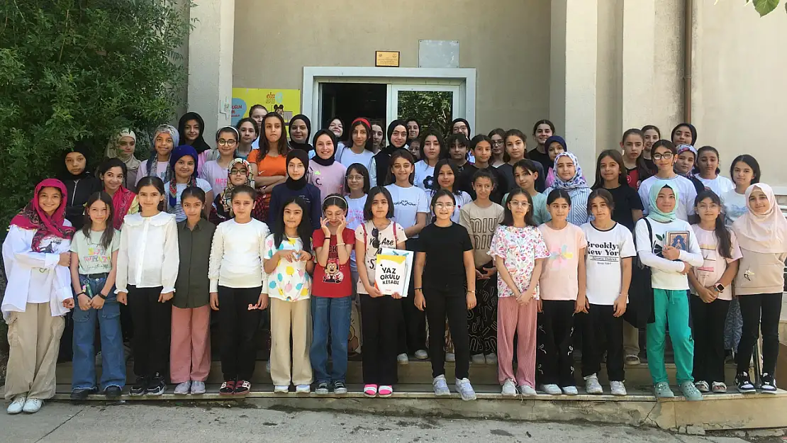 TÜGVA Siirt'te 3 Bine Yakın Öğrenciye Kur'an ve Değerler Eğitimi Veriyor