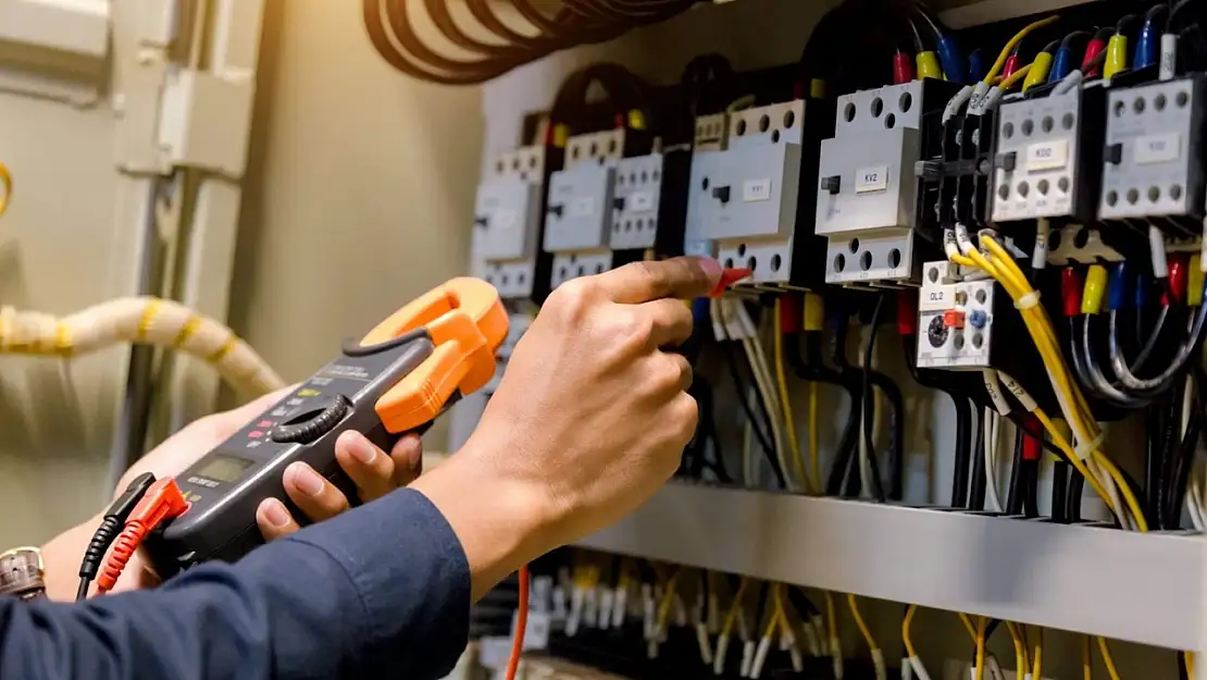 Türkiye'de Elektrik Tüketimi Akşam Saatlerinde Tavan Yaptı: Üretim Tüketimi Aştı, İhracat İthalatın Önünde