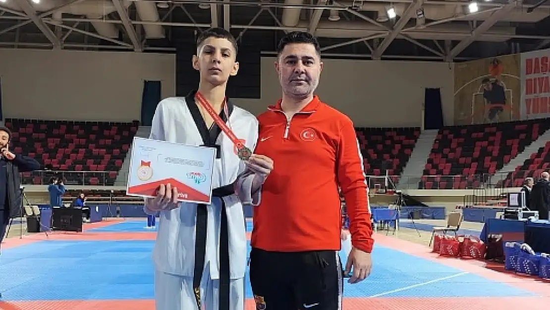 Türkiye Gençler Taekwondo Şampiyonasında Mehmetçik Spor Kulübü Sporcusu Veysel Halil Göze Türkiye  İkincisi Oldu