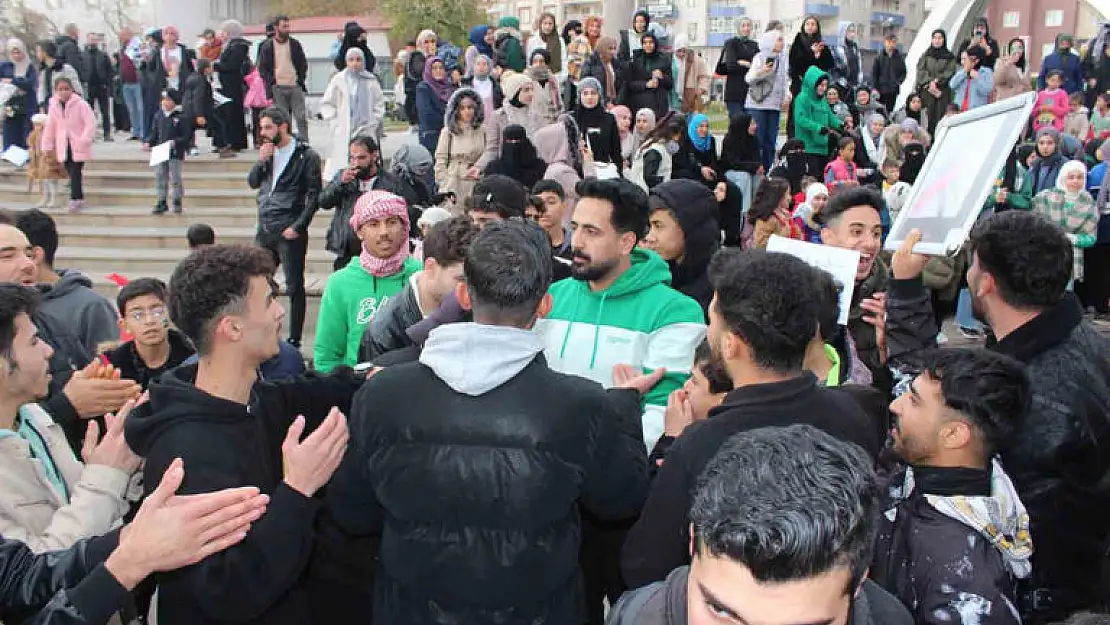Türkiye'nin Birçok İlinde Olduğu Gibi, Suriyeli Mülteciler, Siirt'te de Beşşar Esed'in Düşmesini Kutladılar