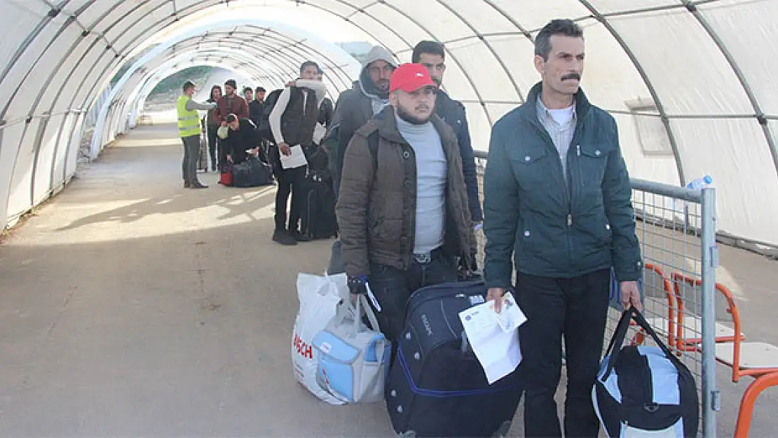 Üç ayları yakınlarıyla geçirmek isteyen Suriyeliler ülkelerine gidiyor