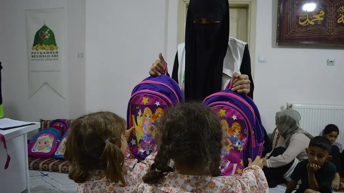 Umut Kervanı Siirt'te Öğrencilere Kırtasiye Yardımında Bulundu