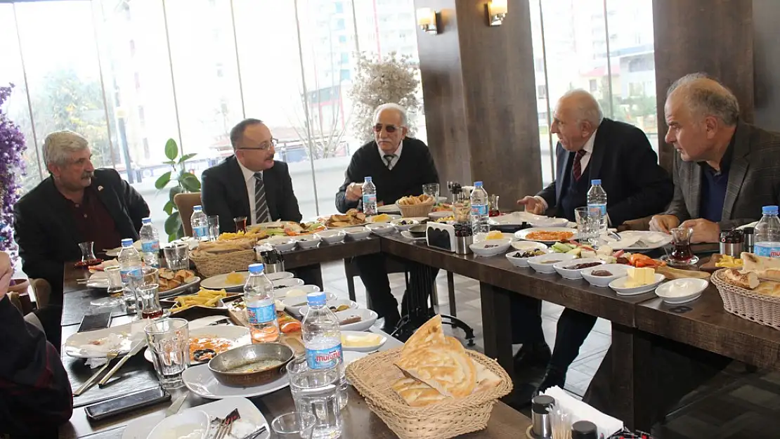 VALİ ALİ FUAT ATİK'TEN SİİRT'TEKİ MEDYA MENSUPLARINA 10 OCAK ÇALIŞAN GAZETECİLER GÜNÜ JESTİ