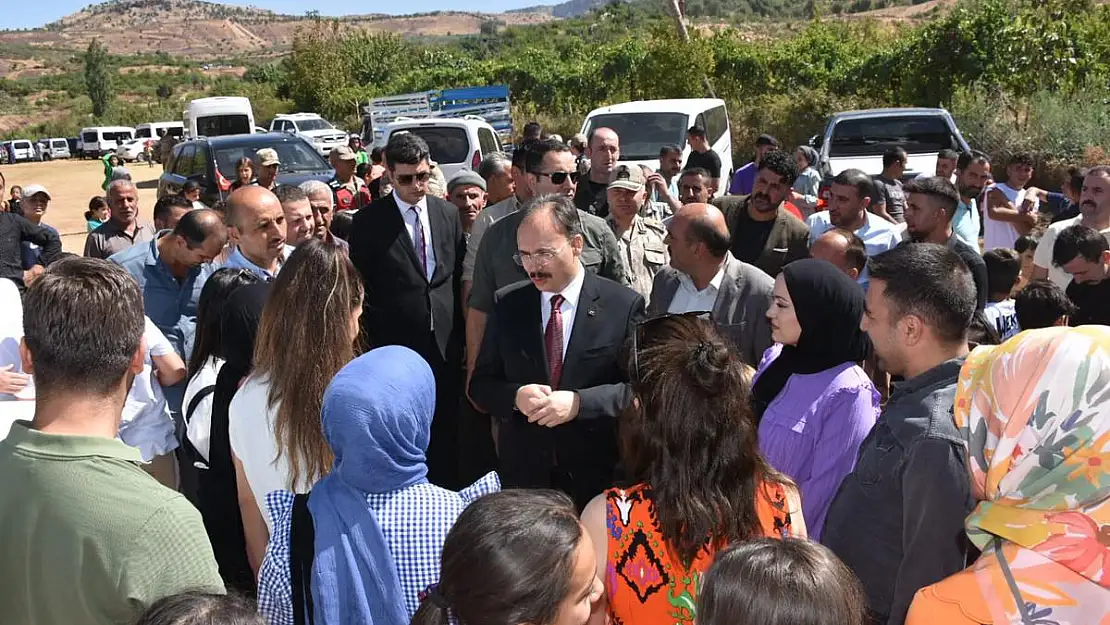 Vali/Belediye Başkan Vekili Dr.Kemal Kızılkaya, Meydandere Köyü Şenliklerinde Vatandaşlarla Bir Araya Geldi