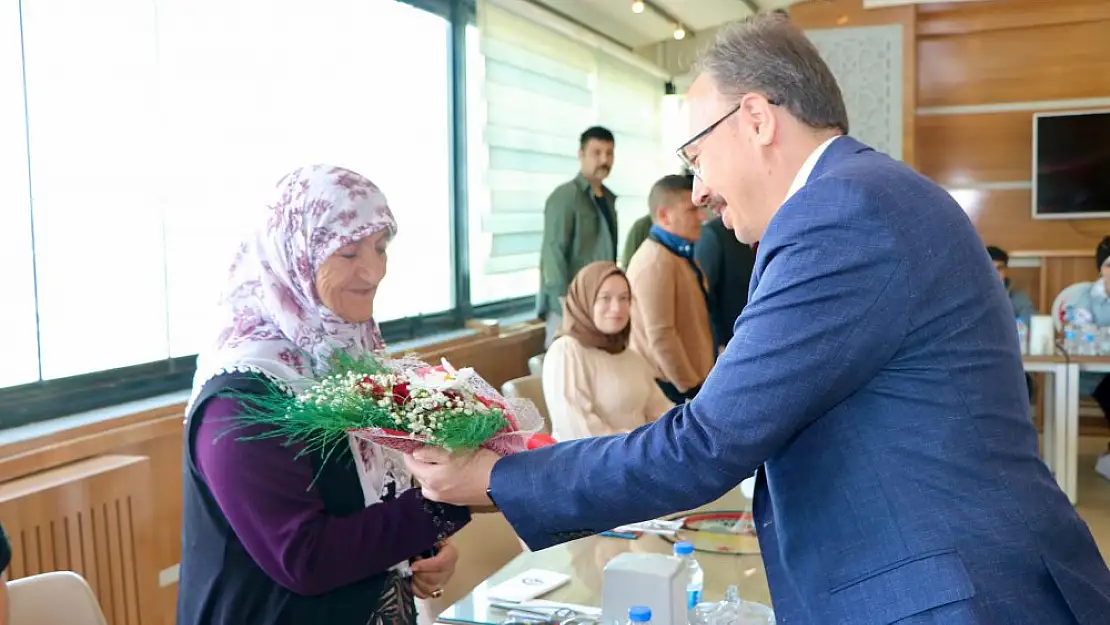 Vali Dr. Kemal Kızılkaya, Anneler Günü'nde Koruyucu Ailelerle Bir Araya Geldi
