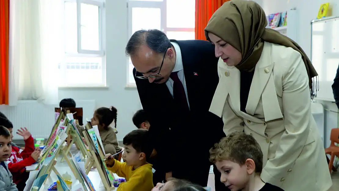 Vali Dr. Kemal Kızılkaya ve Eşi Minik Öğrencilerle Buluştu