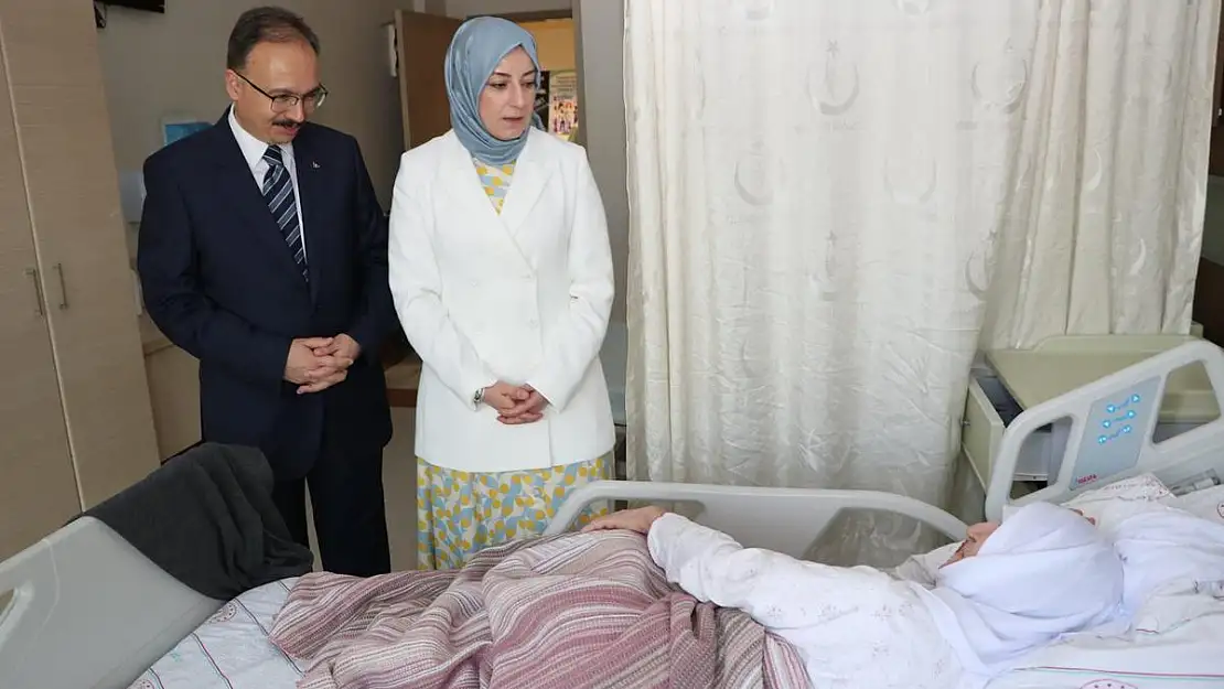 Vali Dr.Kızılkaya ve Eşinden Hastanede Yatan Hastaları Ziyaret