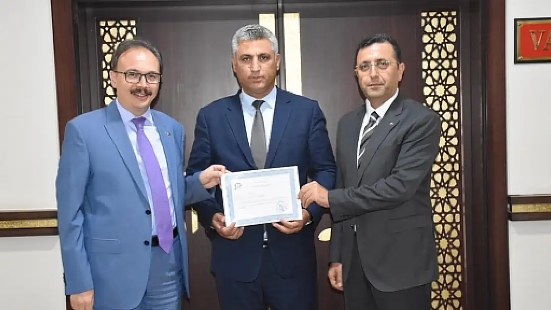 Vali Dr. Kızılkaya'dan Mehmet Asım Şen'e Başarı Belgesi