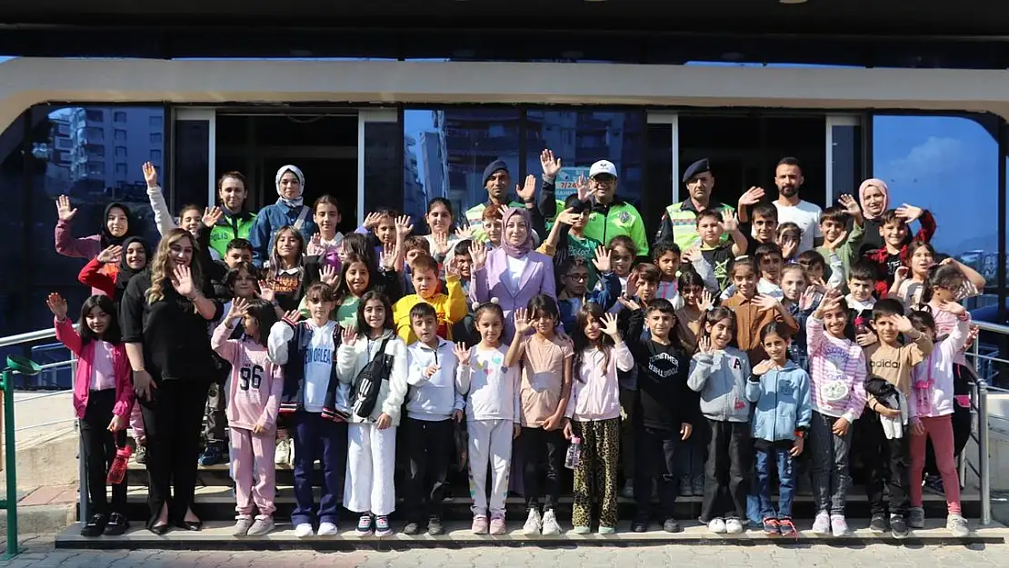 Vali Eşi Nurten Kızılkaya, Kadın Yaşam Merkezinde Kursiyerlerle Bir Araya Geldi