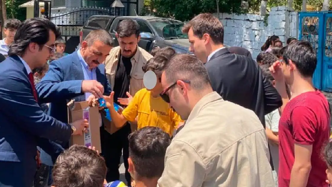 Vali Hacıbektaşoğlu, Cuma Namazı Çıkışında Çocukları Sevindirdi