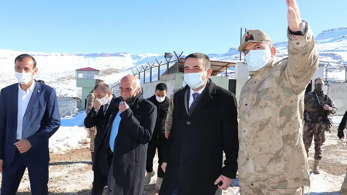 VALİ HACIBEKTAŞOĞLU, ERUH VE PERVARİ'DE KAHRAMAN MEHMETÇİKLERİ ZİYARET ETTİ VE VATANDAŞLARIN SORUNLARINI DİNLEDİ