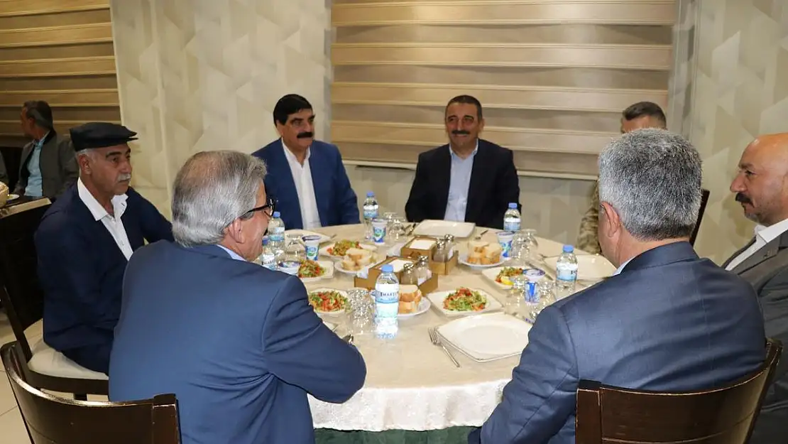 VALİ HACIBEKTAŞOĞLU, ROMAN VATANDAŞLARLA BİR ARAYA GELDİ VE TALEPLERİNİ DİNLEDİ