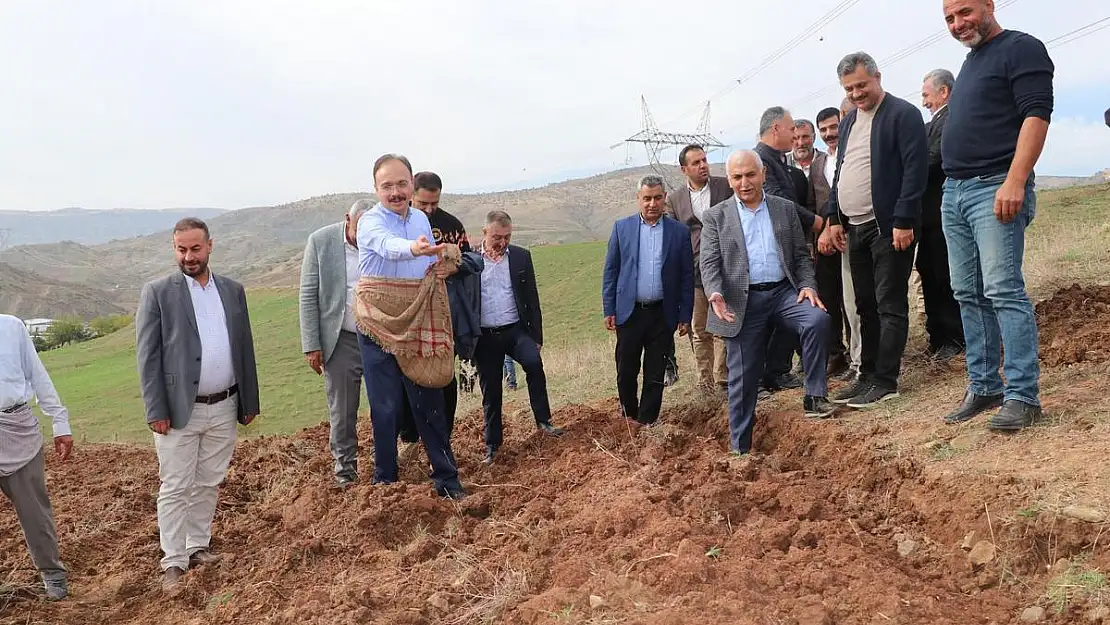Vali Kızılkaya, Geleneksel Buğday Ekiminde Çiftçilerle Buluştu