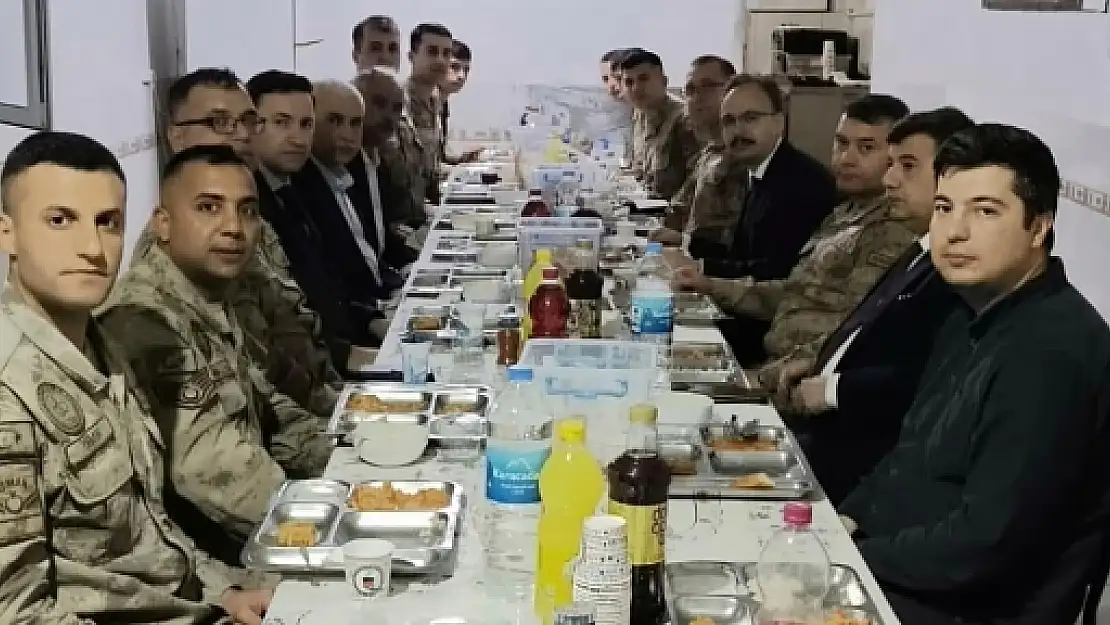 Vali Kızılkaya, Beğendik Beldesinde Mehmetçikle İftar Yaptı
