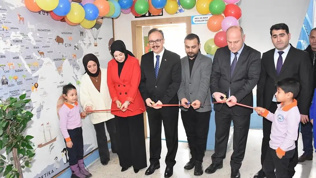 Vali Kızılkaya, Cumhuriyet İlkokulunda Yaptırılan Akıl ve Zeka Oyunları Sınıfı'nın Açılışını Gerçekleştirdi