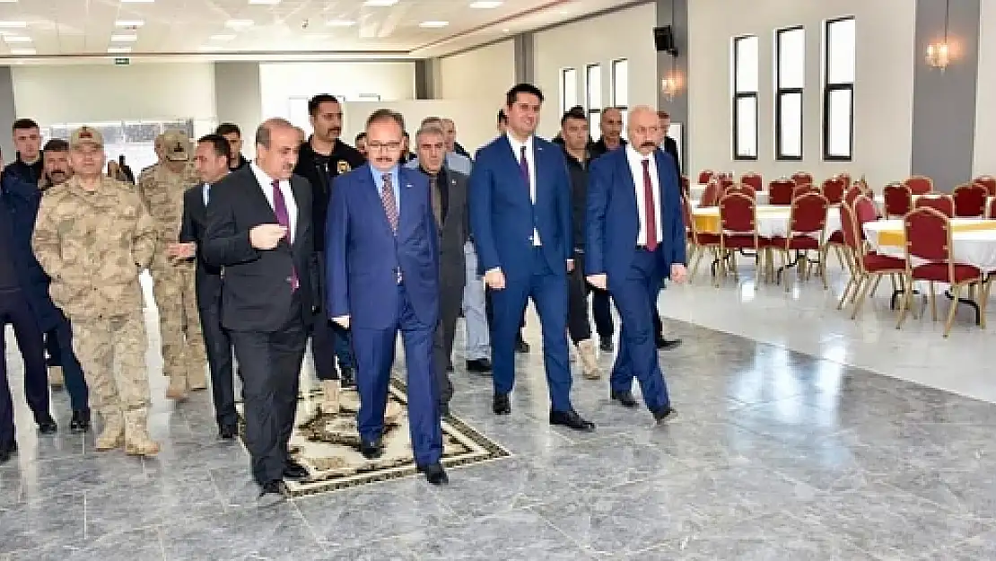 Vali Kızılkaya, Eruh Belediyesi Düğün Salonunda İncelemelerde Bulundu