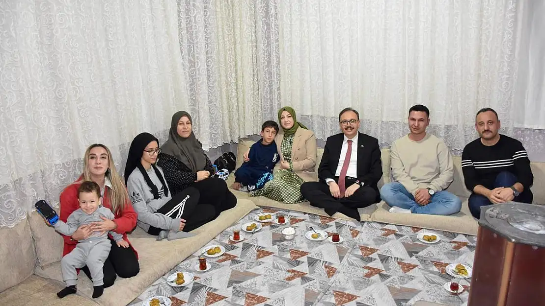 Vali Kızılkaya, İftarda 'ELİNÇ' Ailesiyle Bir Araya Geldi