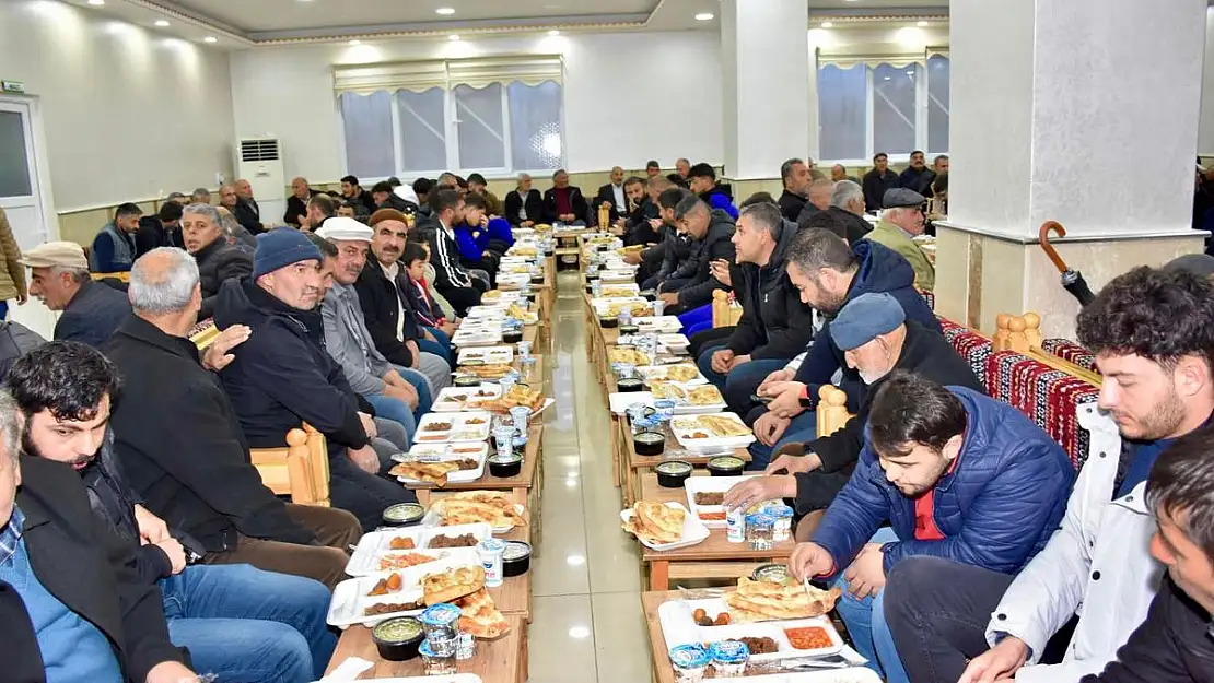 Vali Kızılkaya, Kayabağlar Beldesinde Vatandaşlarla İftarda Bir Araya Geldi