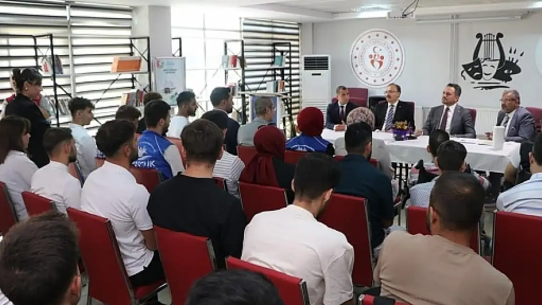 Vali Kızılkaya ve Bakan Yardımcısı Dr.Enes Eminoğlu, Siirt'te Gençlerle Bir Araya Geldi